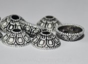 Vintage pärlhattar i vit lucite med svart mönster i relief, 15x6mm