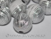 Vita akrylpärlor med etsat mönster i silver, 11mm