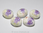 Vita romantiska stora porslinspärlor med syrenlila violer, 17x13mm