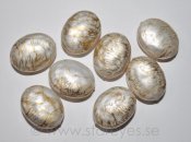 Stora ovala vintage pärlor i skimrande vit akryl med snirklat guldmönster (1970-tal), 35x26mm