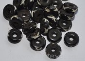 Handskurna rondeller i svartbrunt oxben med utskuret mönster, 8.5-9x2.5-3.5mm