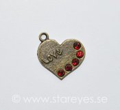 Antikbronsfärgad berlock med röd strass 19x16mm - Hjärta ”Love”