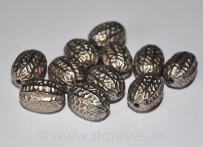 Rundat ovala vintage pärlor i silverfärgad lucite med genombrutet kopparfärgat strukturmönster, 16x11mm