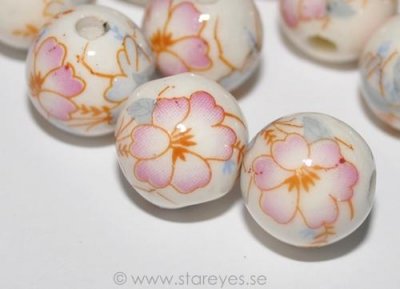 Vita runda romantiska porslinspärlor med rosa och ljusblå blommor, 12mm