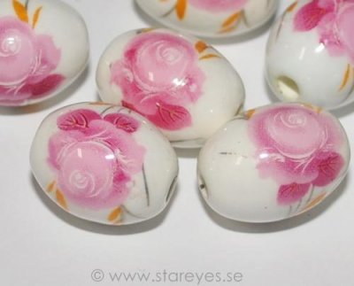 Vita romantiska stora porslinspärlor med rosa rosor, 17x13mm