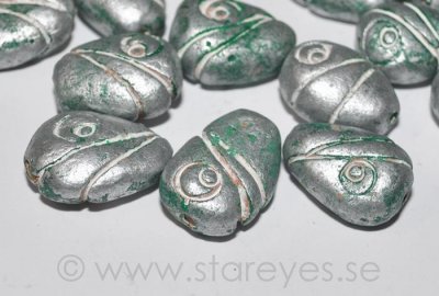 Vintage lerpärlor från Afrika ”tribal beads” (1970-tal), silverfärgade droppar