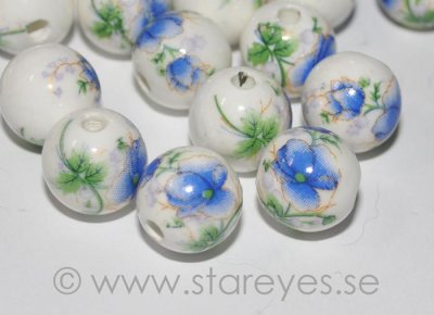 Vita runda romantiska porslinspärlor med blå blommor, 12 mm